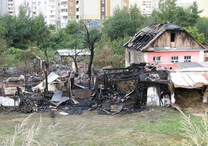 Київ - Позняки - У Києві на Позняках в оточеному висотками приватному будинку сталася пожежа