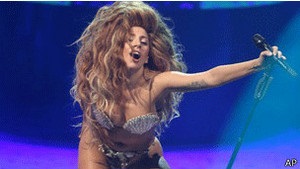 Lady Gaga повернулася на сцену після перелому стегна