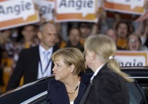 Новини Німеччини - Ангела Меркель - намисто Меркель - У намиста канцлера Німеччини з явився акаунт у Twitter