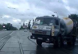 новости Киева - В Киеве машина скорой помощи столкнулась с КамАЗом