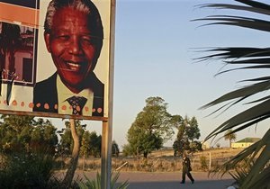 Нельсон Мандела - состояние Манделы: Власти ЮАР заявляют, что Мандела остается в больнице - Reuters