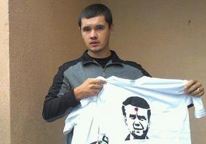 Міліція провела обшук у будинку активіста, у якого раніше вилучили футболки із зображенням Януковича