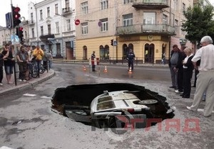У центрі Тернополя під землю провалився мікроавтобус