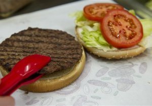 Реклама фастфудів  продає  дітям не їжу, а іграшки - дослідження