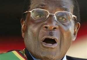 В Зимбабве мужчину судят за использование портрета Мугабе в качестве туалетной бумаги