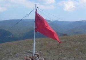 В Крыму неизвестные сорвали украинский флаг и вывесили на его месте советское знамя