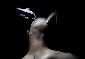 Геи в Пакистане находят любовников, но не супругов - Би-би-си