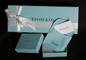 Любовь китайцев к роскоши повысила годовой прогноз Tiffany