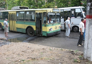 У Херсоні тролейбус з пасажирами провалився в яму