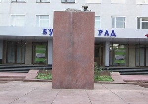 У Новоград-Волинському демонтували пам ятник Леніну