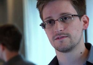 Коммерсантъ з ясував, чому Сноуден застряг в Росії