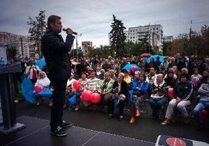 Навальний - У поліції Навального пригостили яблуком і відпустили