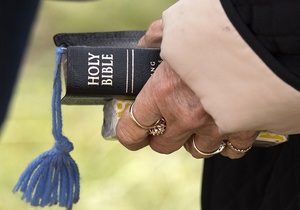 Мешканець Німеччини повернув украдену 40 років тому Біблію