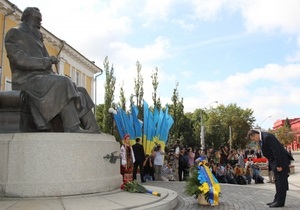 День Незалежності - Віктор Янукович - У Києві Янукович поклав квіти до пам ятників Шевченку та Грушевському