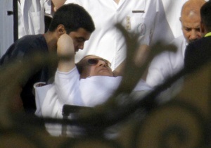 Мубарака на вертольоті переправили з в язниці у військовий госпіталь