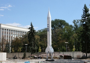 У центрі Дніпропетровська встановили десятиметрову балістичну ракету