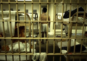 Суд Каліфорнії дозволив примусово годувати в язнів