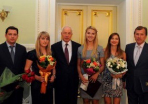 Азаров зустрівся з українськими фехтувальницями - чемпіонками світу