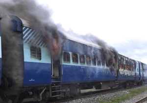 Після загибелі 37 шанувальників Шиви натовп підпалив вагони і захопив залізничників