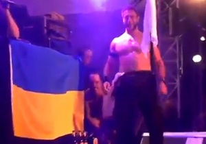 Bloodhound Gang - Бас-гітарист Bloodhound Gang вибачився перед українцями за інцидент з прапором - ТБ