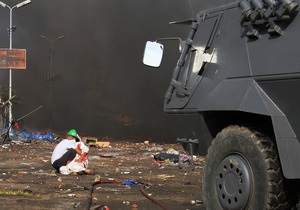 Заворушення в Єгипті - Мурсі - військовий переворот - Єгипетські військові розгортають військову техніку в Каїрі, готуючись до запеклих сутичок із демонстрантами - державне ТБ