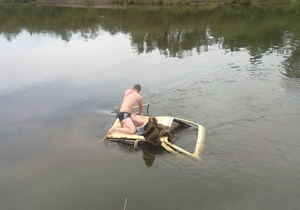 У Київській області Таврію занесло в річку. Водій врятувався, заскочивши на дах авто