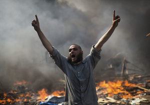 Демонстранти штурмують урядову будівлю у Каїрі