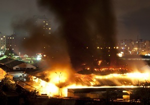 У Києві масштабна пожежа охопила ринок на Героїв Дніпра: згоріла 1/5 частина території