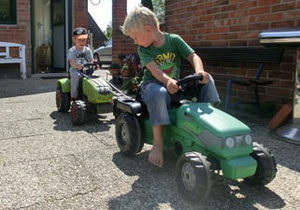 Новини Німеччини - дивні новини: У Німеччині поліція п ять годин шукала дітей, які виїхали з дому на іграшкових тракторах