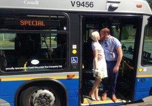 Новини Канади - незвичайні весілля - Закохані з Канади зіграли весілля в автобусі