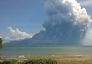 Внаслідок виверження вулкану в Індонезії п ятеро людей загинули