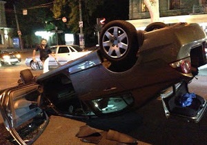Новини Одеси - ДТП - аварія - У центрі Одеси зіткнулися місцевий і київський автомобілі, один з них перекинувся