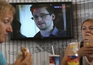 Зіштовхнулися з бюрократією: Сноуден не може залишити транзитну зону Шереметьєво