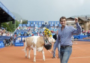 Легендарному Федереру подарили новую корову