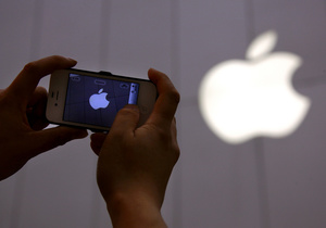 Продавши рекордну кількість iPhone, Apple повернула прихильність інвесторів