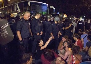 Новини Болгарії - протест - Болгарські міністри просиділи всю ніч у заблокованій пікетниками будівлі парламенту