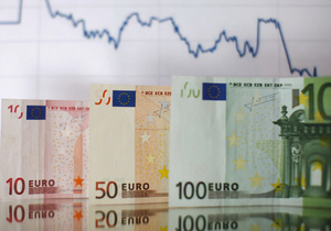 На гойдалках міжбанку євро злітає, долар падає