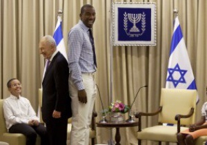Фотогалерея: Первый трофей Баварии и визит к Президенту Израиля. Спортивные кадры недели