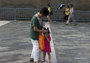 Новини Китаю - дівчинка застрягла між решітками
