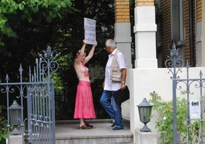 FEMEN: У Берні активістка зірвала роботу туніського посольства в Швейцарії