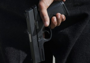 Росіянин, теща якого вижила після підпалу, застрелився з викраденого у поліцейського пістолету