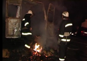 У Києві на Троєщині вибухнув мікроавтобус