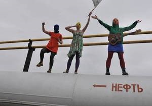 Учасниці Pussy Riot, які переховуються, виступили на нафтових об’єктах Росії