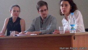 Сноуден просить тимчасового притулку в Росії