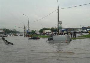 Сильна злива перетворила одне з шосе у Москві на річку завглибшки у метр