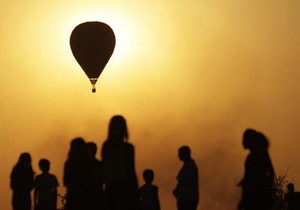 Політ на повітряній кулі - В Естонії під час фестивалю полуниці жінка випала з кошика повітряної кулі