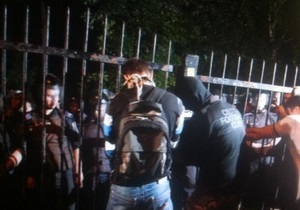 Штурм на Святошино: нардеп заявила, що міліціонер вдарив дівчину через те, що вона просила розмовляти українською мовою