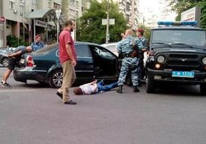 У центрі Києва спецназ у гонитві зі стріляниною затримав двох зловмисників