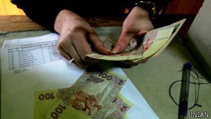 Низька зарплатня штовхає українців за кордон - демографи