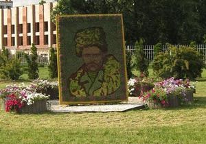 новини Києва - У Києві створили квіткове панно із портретом Шевченка